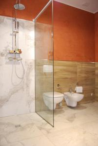 ein Bad mit einer Dusche, einem WC und einem Waschbecken in der Unterkunft La Chiocciola Apartments in Santarcangelo di Romagna