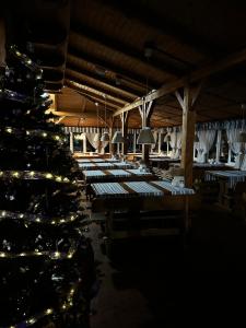 スラブスクにあるChalet Filvarokのクリスマスツリーとワインボトル1本が備わる客室です。