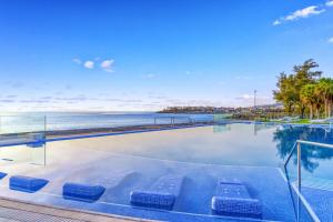 Resort Cordial Santa Águeda & Perchel Beach Club内部或周边的泳池