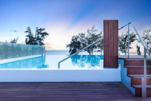 Resort Cordial Santa Águeda & Perchel Beach Club内部或周边的泳池