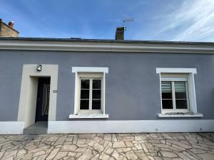 a gray house with two windows and a door at La Chaleureuse - Centre Parigné - 5p - Rêve au Mans in Parigné-lʼÉvêque