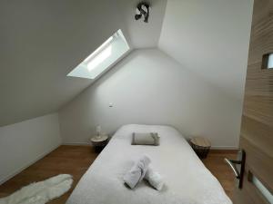 Un pat sau paturi într-o cameră la La Chaleureuse - Centre Parigné - 5p - Rêve au Mans