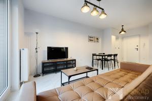 sala de estar con sofá y mesa en Fuzja V by LookAp en Lodz