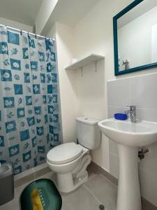 łazienka z toaletą i umywalką w obiekcie Departamento de playa con piscina w mieście San Bartolo