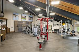 un gimnasio con mucho equipamiento en una habitación en Tamarron Treasure at Glacier Club #237, en Durango