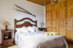 a bedroom with a large bed with a wooden headboard at Casa Beatriz Valdelinares in Valdelinares