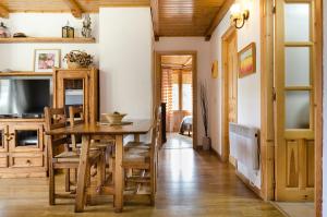 uma sala de jantar com uma mesa de madeira e cadeiras em Casa Beatriz Valdelinares em Valdelinares