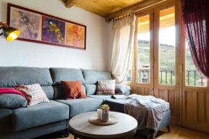 sala de estar con sofá azul y mesa en Casa Beatriz Valdelinares en Valdelinares