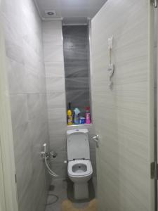 a small bathroom with a toilet in a stall at Résidence kadicia oran in Oran