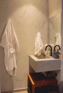 een badkamer met een wastafel en een spiegel bij Casa Zero Meia Pysá, Milagres in São Miguel dos Milagres