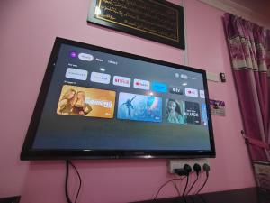 a flat screen tv hanging on a wall at Homestay Temerloh Jaya in Temerloh +8 photos
