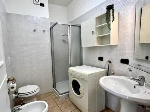 a bathroom with a washing machine and a sink at [ Un posto da Sogno ] con parco privato a Vinovo in Vinovo