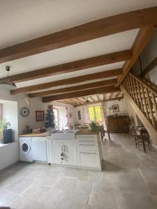 eine Küche mit Waschmaschine und eine Treppe in einem Haus in der Unterkunft Maison de campagne dans Parc National de Forêts in Rochetaillée-sur-Aujon