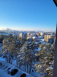 Blick auf eine Stadt im Schnee in der Unterkunft Apartman Dunja-Vila Pekovic Zlatibor in Zlatibor
