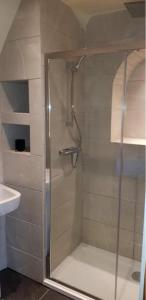 Kylpyhuone majoituspaikassa Ness City Apartment