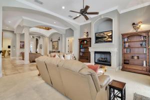 sala de estar con sofá y chimenea en Luxury 5 bed 5.5 bath Villa close to everything, en Kissimmee