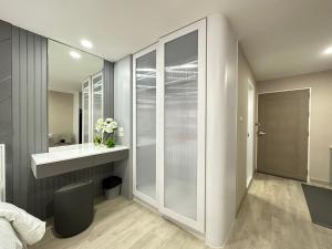 La salle de bains est pourvue d'un lavabo et d'un miroir. dans l'établissement Sweet room in Nimnan, à Chiang Mai