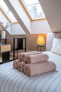 Voodi või voodid majutusasutuse Cozy Spacious Loft! Great for Longer Stays! toas