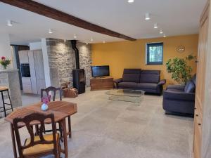 TV a/nebo společenská místnost v ubytování Grand gîte du Moulin de Bourges