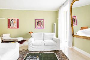 uma sala de estar com um sofá branco e um espelho em Appartamento luminoso di design in centro em Cagliari