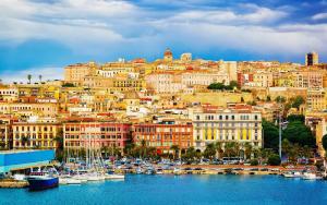 vista su una città con barche in acqua di Appartamento luminoso di design in centro a Cagliari
