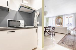 Cucina o angolo cottura di Appartamento luminoso di design in centro