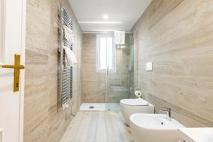un bagno con wc, lavandino e doccia di Appartamento luminoso di design in centro a Cagliari Altre 26 foto