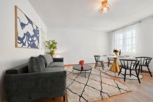 un soggiorno con divano e tavolo di Smile Apartments "Weinhimmel" a Krems an der Donau
