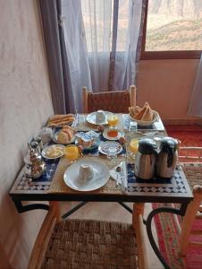 een tafel met ontbijtproducten op de kamer bij Riad Heermans in Ouzoud