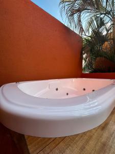 a white bath tub sitting next to a wall at Casa Spa Palmeras in Cancún