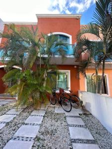 un par de bicicletas estacionadas frente a un edificio en Casa Spa Palmeras - Habitación Privada en Cancún