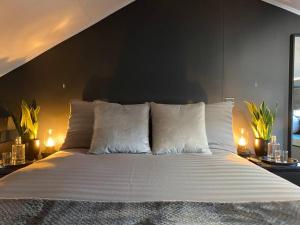 1 dormitorio con 1 cama grande con sábanas blancas y almohadas en Seascape - Floating Home at Brighton Marina with free Parking, en Brighton & Hove
