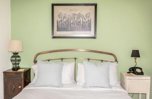 Postel nebo postele na pokoji v ubytování 2-Bedroom Stylish, Cosy & Bright Cottage, Pet Friendly, Sleeps 5, Titchfield Village - SUMMER SPECIAL OFFER AVAILABLE! - by Blue Puffin Stays