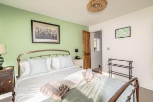 Postel nebo postele na pokoji v ubytování 2-Bedroom Stylish, Cosy & Bright Cottage, Pet Friendly, Sleeps 5, Titchfield Village - SUMMER SPECIAL OFFER AVAILABLE! - by Blue Puffin Stays