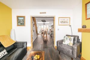 Posezení v ubytování 2-Bedroom Stylish, Cosy & Bright Cottage, Pet Friendly, Sleeps 5, Titchfield Village - SUMMER SPECIAL OFFER AVAILABLE! - by Blue Puffin Stays