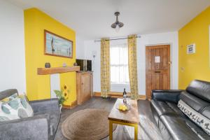 Posezení v ubytování 2-Bedroom Stylish, Cosy & Bright Cottage, Pet Friendly, Sleeps 5, Titchfield Village - SUMMER SPECIAL OFFER AVAILABLE! - by Blue Puffin Stays