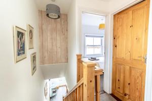 Fotografie z fotogalerie ubytování 2-Bedroom Stylish, Cosy & Bright Cottage, Pet Friendly, Sleeps 5, Titchfield Village - SUMMER SPECIAL OFFER AVAILABLE! - by Blue Puffin Stays v destinaci Titchfield