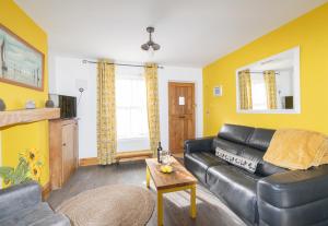 TV a/nebo společenská místnost v ubytování 2-Bedroom Stylish, Cosy & Bright Cottage, Pet Friendly, Sleeps 5, Titchfield Village - SUMMER SPECIAL OFFER AVAILABLE! - by Blue Puffin Stays