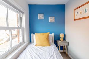 Postel nebo postele na pokoji v ubytování 2-Bedroom Stylish, Cosy & Bright Cottage, Pet Friendly, Sleeps 5, Titchfield Village - SUMMER SPECIAL OFFER AVAILABLE! - by Blue Puffin Stays