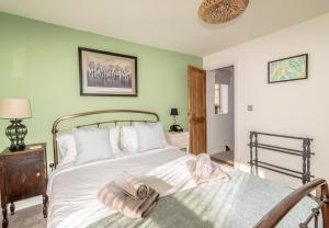 Postel nebo postele na pokoji v ubytování 2-Bedroom Stylish, Cosy & Bright Cottage, Pet Friendly, Sleeps 5, Titchfield Village - SUMMER SPECIAL OFFER AVAILABLE! - by Blue Puffin Stays