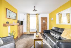 TV a/nebo společenská místnost v ubytování 2-Bedroom Stylish, Cosy & Bright Cottage, Pet Friendly, Sleeps 5, Titchfield Village - SUMMER SPECIAL OFFER AVAILABLE! - by Blue Puffin Stays
