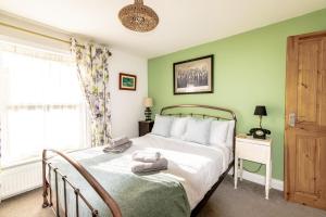 Postel nebo postele na pokoji v ubytování 2-Bedroom Stylish, Cosy & Bright Cottage, Pet Friendly, Sleeps 5, Titchfield Village - SUMMER SPECIAL OFFER AVAILABLE! - by Blue Puffin Stays