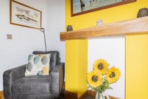 Posezení v ubytování 2-Bedroom Stylish, Cosy & Bright Cottage, Pet Friendly, Sleeps 5, Titchfield Village - SUMMER SPECIAL OFFER AVAILABLE! - by Blue Puffin Stays