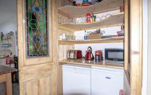 Kuchyň nebo kuchyňský kout v ubytování 2-Bedroom Stylish, Cosy & Bright Cottage, Pet Friendly, Sleeps 5, Titchfield Village - SUMMER SPECIAL OFFER AVAILABLE! - by Blue Puffin Stays