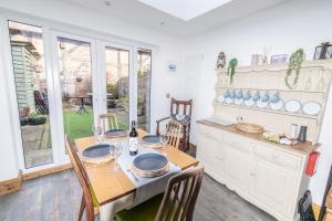 Kuchyň nebo kuchyňský kout v ubytování 2-Bedroom Stylish, Cosy & Bright Cottage, Pet Friendly, Sleeps 5, Titchfield Village - SUMMER SPECIAL OFFER AVAILABLE! - by Blue Puffin Stays