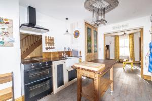 Kuchyň nebo kuchyňský kout v ubytování 2-Bedroom Stylish, Cosy & Bright Cottage, Pet Friendly, Sleeps 5, Titchfield Village - SUMMER SPECIAL OFFER AVAILABLE! - by Blue Puffin Stays