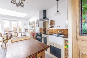 Kuchyň nebo kuchyňský kout v ubytování 2-Bedroom Stylish, Cosy & Bright Cottage, Pet Friendly, Sleeps 5, Titchfield Village - SUMMER SPECIAL OFFER AVAILABLE! - by Blue Puffin Stays