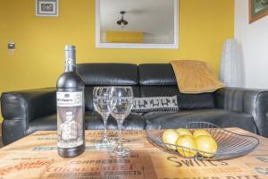 Nápoje v ubytování 2-Bedroom Stylish, Cosy & Bright Cottage, Pet Friendly, Sleeps 5, Titchfield Village - SUMMER SPECIAL OFFER AVAILABLE! - by Blue Puffin Stays