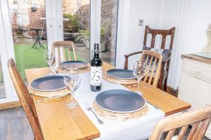 Fotografie z fotogalerie ubytování 2-Bedroom Stylish, Cosy & Bright Cottage, Pet Friendly, Sleeps 5, Titchfield Village - SUMMER SPECIAL OFFER AVAILABLE! - by Blue Puffin Stays v destinaci Titchfield