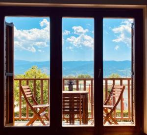 a window with two chairs and a table on a balcony at Precioso apartamento 4 personas in Puigcerdà